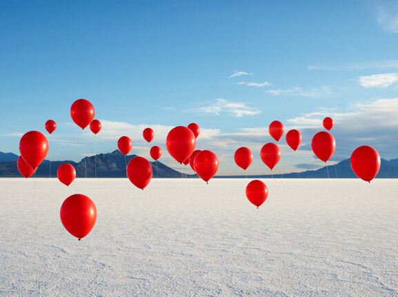 Groep rode ballonnen op zoutvlakten