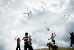 KIDS FLY KITES