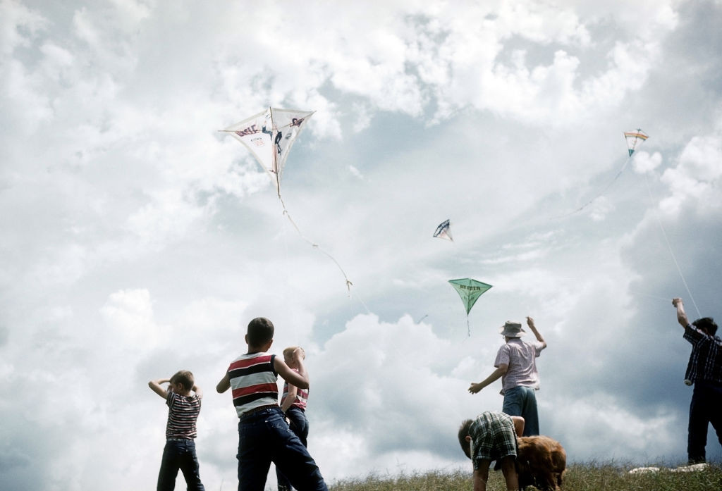 KIDS FLY KITES