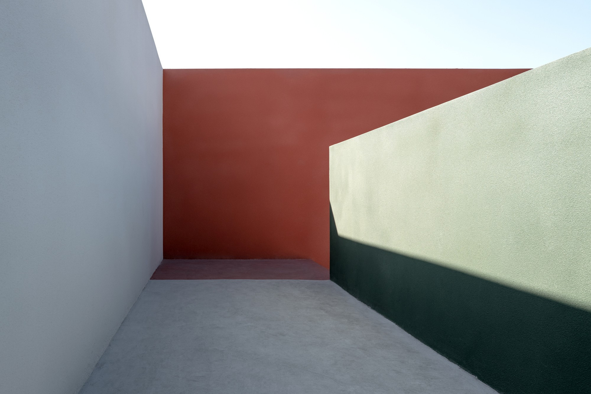 Corridor composed of colored concrete walls, with sunlight effect
